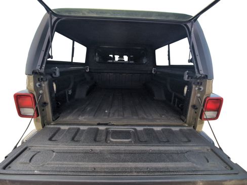 Used 2025 Jeep Gladiator Sport AWD/4WD image 19