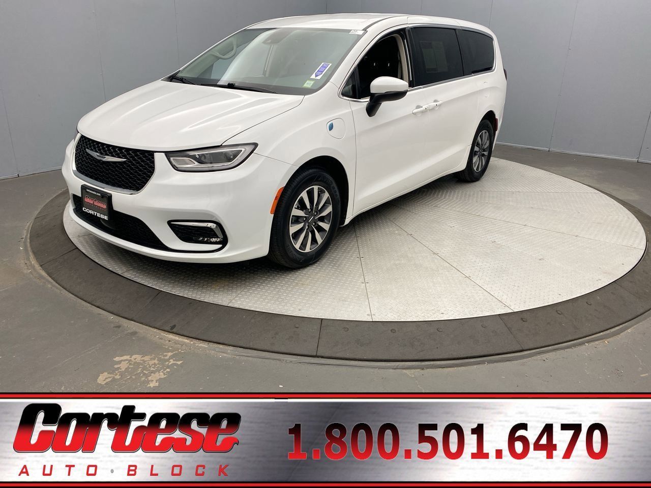 Used 2023 Chrysler Pacifica Touring-L FWD image 1