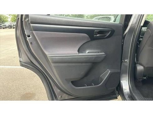 Certified 2025 Toyota Highlander LE FWD image 33