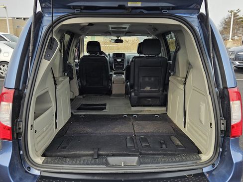 Used 2011 Chrysler Town & Country Touring-L w/ Driver Convenience Group image 15