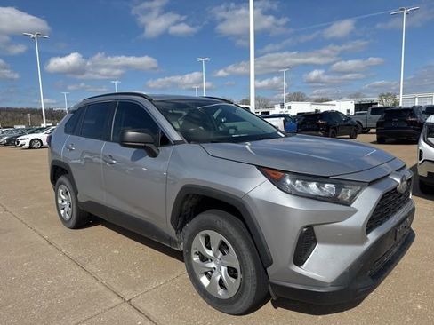 Used 2019 Toyota RAV4 LE image 1