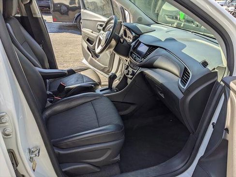 Used 2020 Chevrolet Trax LT w/ LT Convenience Package FWD image 15