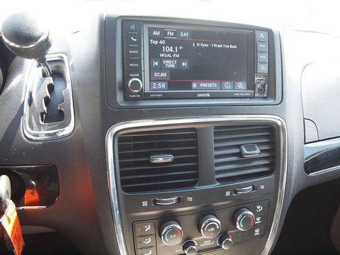 Used 2017 Dodge Grand Caravan SXT FWD image 11