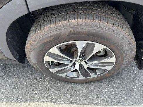 Certified 2021 Toyota Highlander XLE AWD/4WD image 9