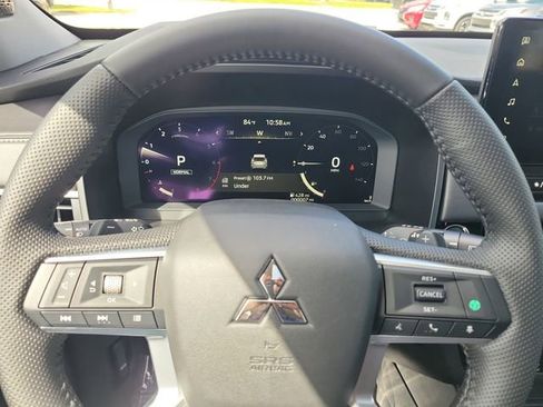 New 2025 Mitsubishi Outlander SE image 24