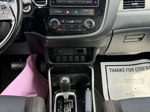 Used 2018 Mitsubishi Outlander SE FWD image 14