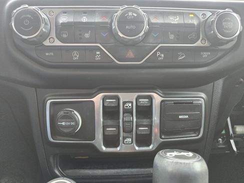 Used 2018 Jeep Wrangler Unlimited Sahara image 23