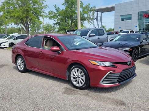 Used 2022 Toyota Camry LE FWD image 3