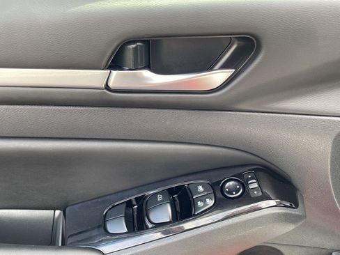 Used 2025 Nissan Altima 2.5 SR FWD image 15