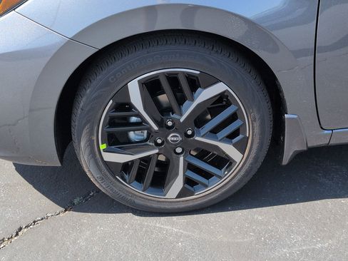 New 2025 Nissan Versa SR w/ Trunk Package image 9