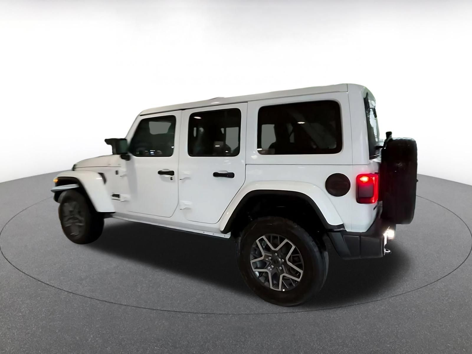 Used 2025 Jeep Wrangler Unlimited Sahara AWD/4WD image 9