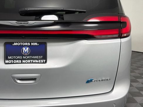 Used 2024 Chrysler Pacifica Limited FWD image 23