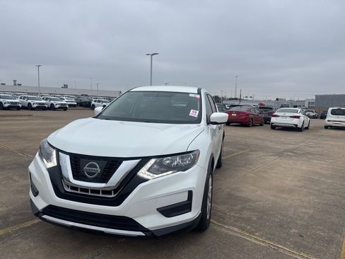 Used 2017 Nissan Rogue S image 4