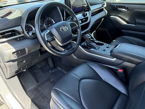 Certified 2024 Toyota Highlander XLE FWD image 26