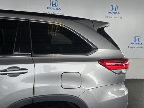 Used 2017 Toyota Highlander XLE image 51