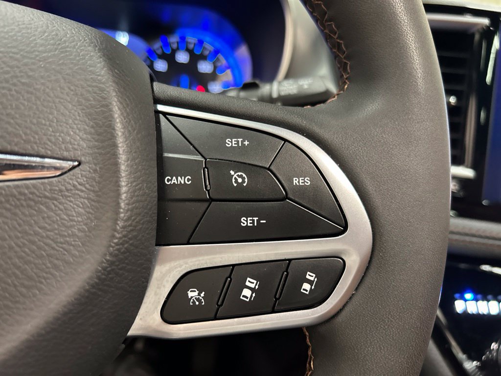 Used 2025 Chrysler Pacifica Pinnacle FWD image 24
