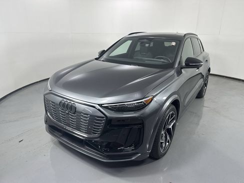 Used 2025 Audi SQ6 e-tron Premium Plus w/ Premium Plus AWD/4WD image 25