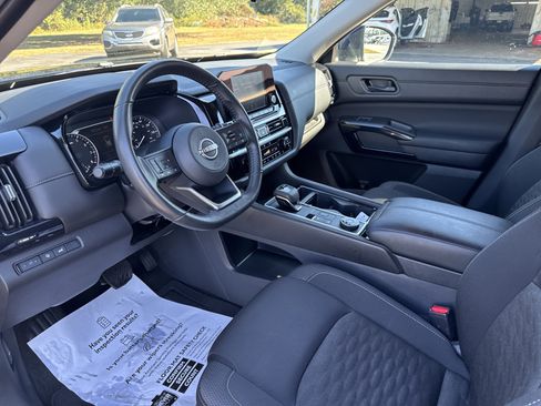 Used 2025 Nissan Pathfinder SV image 15
