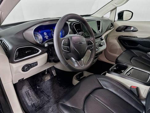 Certified 2024 Chrysler Pacifica Touring-L image 16