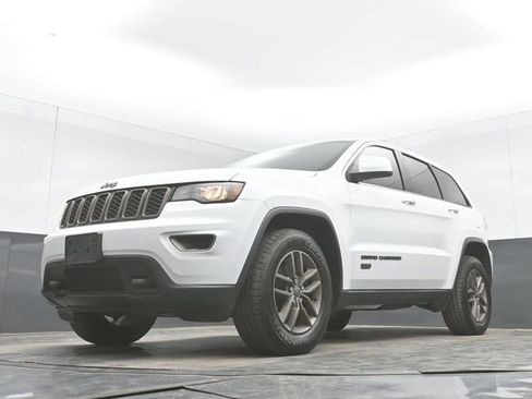 Used 2017 Jeep Grand Cherokee Laredo AWD/4WD image 42
