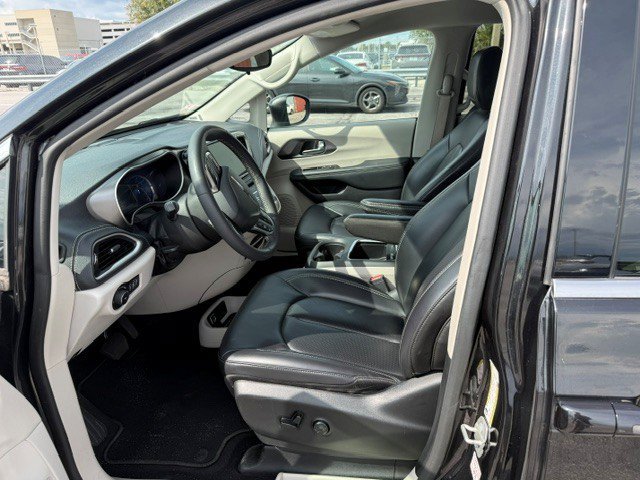 Used 2023 Chrysler Pacifica Touring-L FWD image 3
