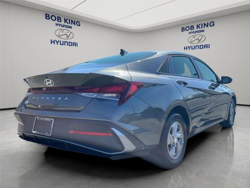 New 2026 Hyundai Elantra SE FWD image 5