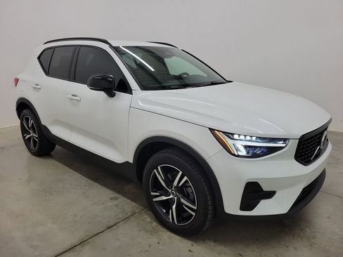 Certified 2024 Volvo XC40 B5 Core image 4