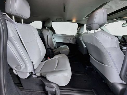 Used 2025 Toyota Sienna XLE FWD image 28