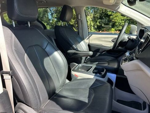 Used 2022 Chrysler Pacifica Touring-L FWD image 23