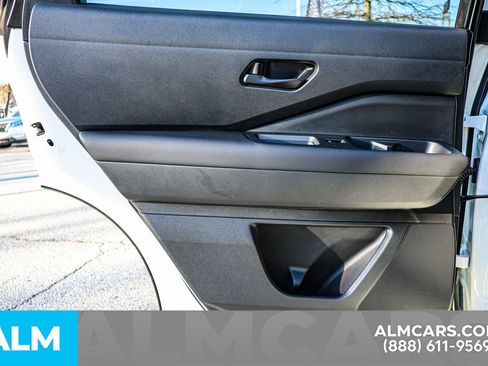 Used 2025 Nissan Pathfinder S image 49