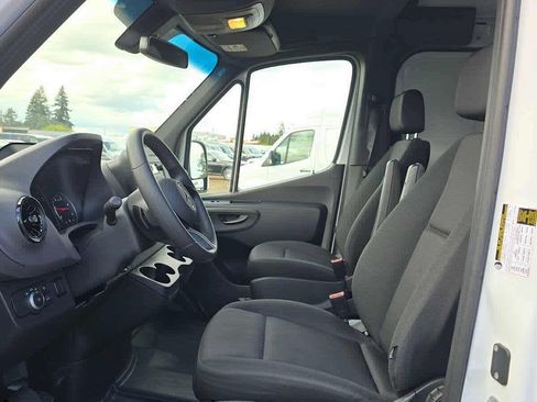 Used 2025 Mercedes-Benz Sprinter 2500 image 23