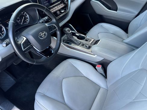 Used 2021 Toyota Highlander Platinum AWD/4WD image 4