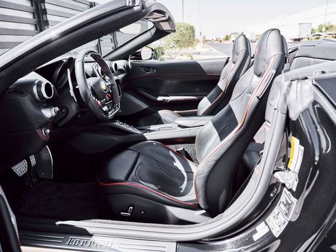 Used 2020 Ferrari Portofino RWD image 34