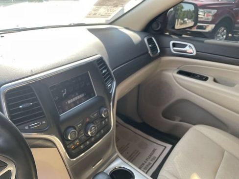 Used 2021 Jeep Grand Cherokee Laredo AWD/4WD image 13