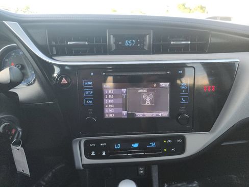 Used 2018 Toyota Corolla LE FWD image 19