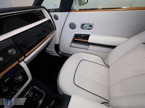 Used 2017 Rolls-Royce Phantom Drophead Coupe image 32