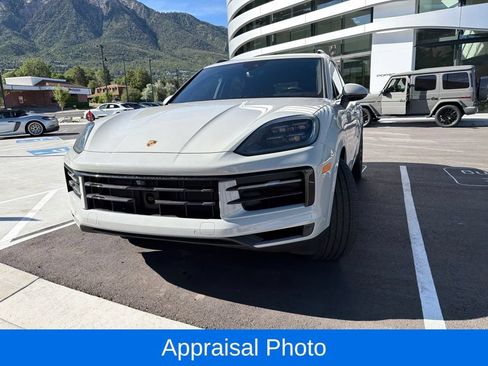 Certified 2025 Porsche Cayenne AWD/4WD image 2
