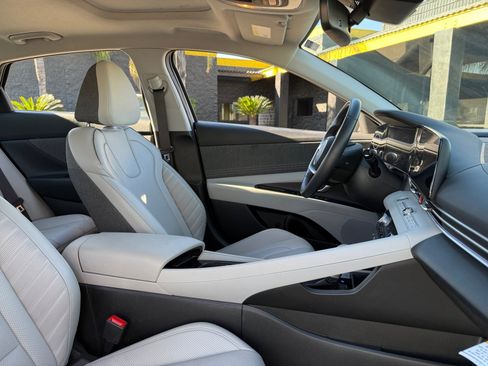 Used 2025 Hyundai Elantra Limited image 19