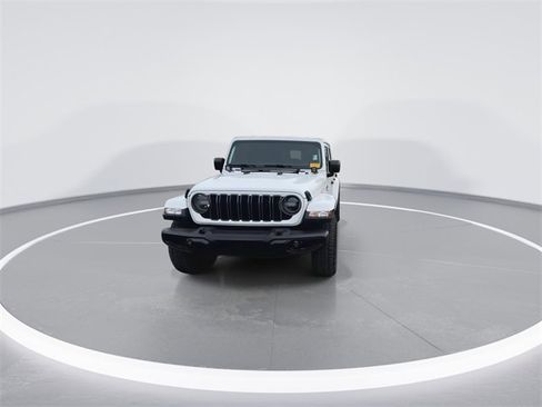 Used 2025 Jeep Gladiator Sport image 3