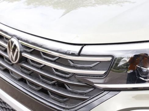 Used 2025 Volkswagen Atlas Peak Edition SE AWD/4WD image 12
