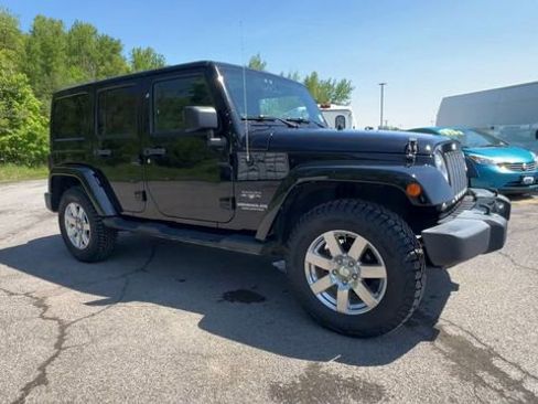 Used 2016 Jeep Wrangler Unlimited Sahara w/ Connectivity Group AWD/4WD image 2