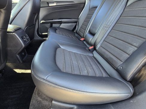 Used 2018 Ford Fusion SE w/ Equipment Group 201A FWD image 12
