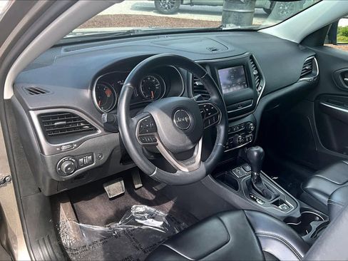 Used 2019 Jeep Cherokee Latitude Plus w/ Comfort/Convenience Group FWD image 17