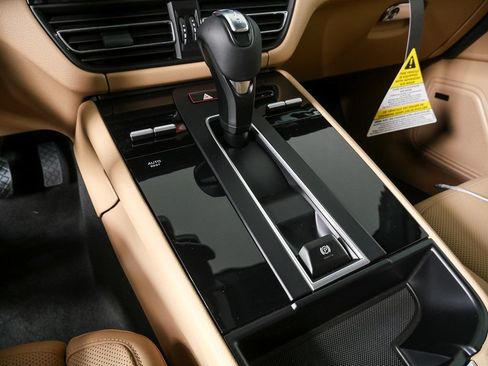 Certified 2026 Porsche Macan AWD/4WD image 18