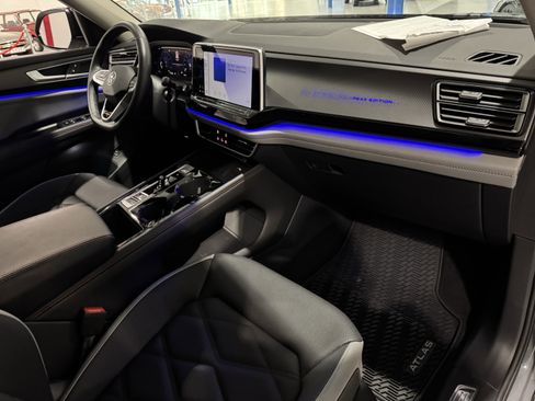 Used 2025 Volkswagen Atlas Peak Edition SE image 40