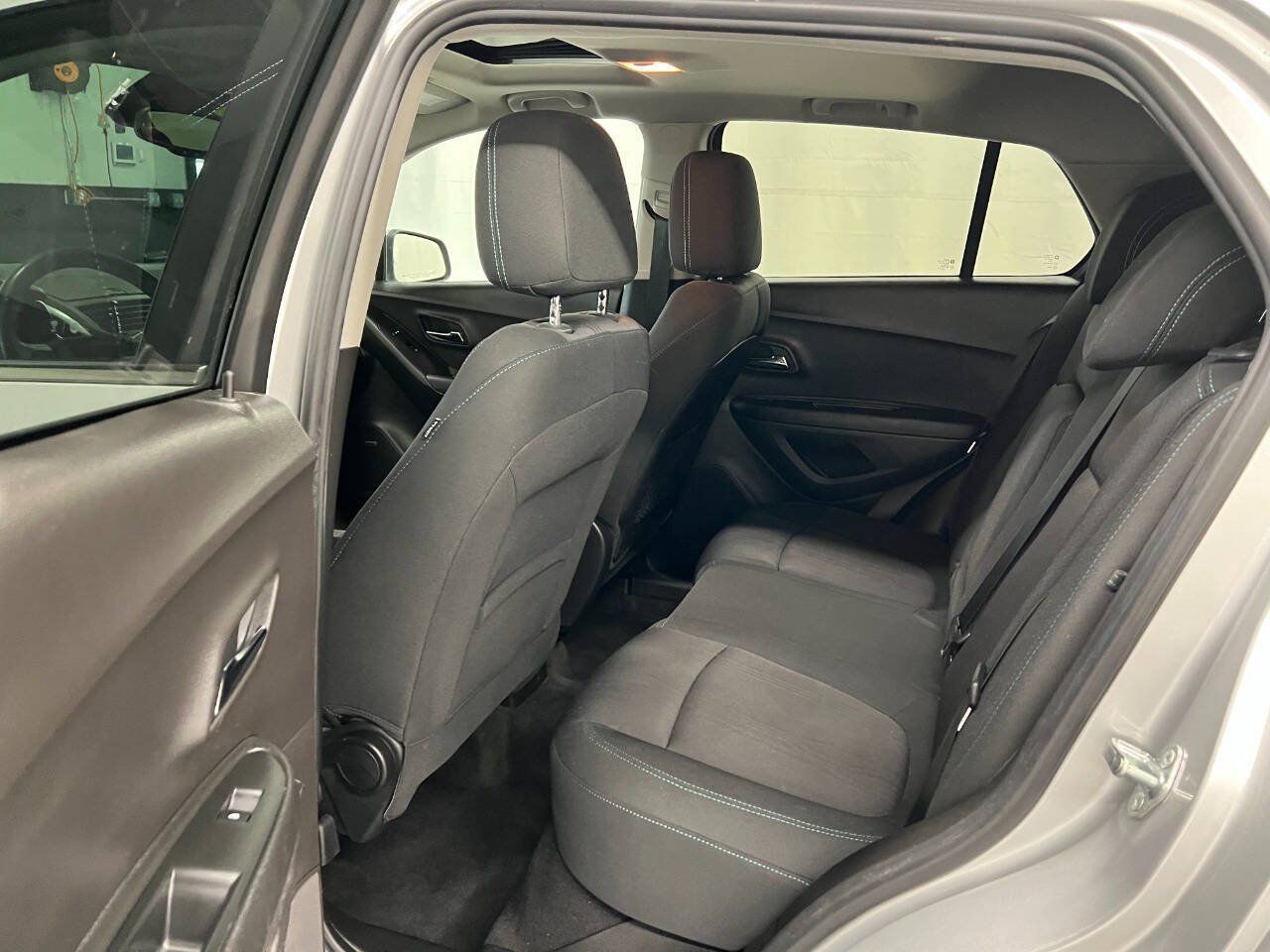 Used 2016 Chevrolet Trax LT w/ LT Sun and Sound Package FWD image 9