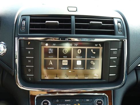 Used 2019 Lincoln Continental Select w/ Continental Climate Package image 21