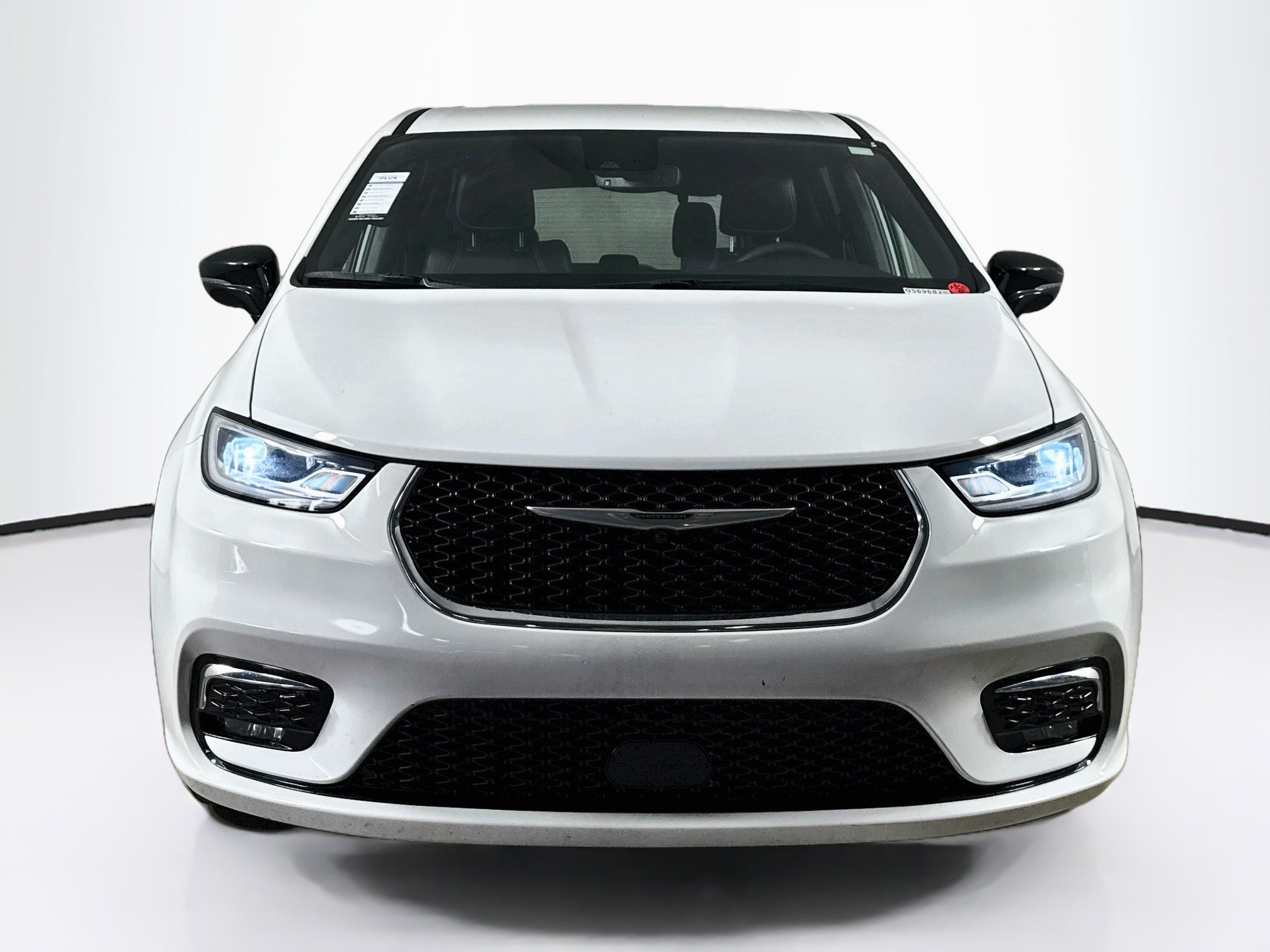 Used 2025 Chrysler Pacifica Select FWD image 3