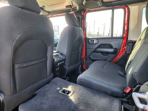 Used 2020 Jeep Wrangler Unlimited Sahara image 12