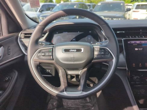 Used 2023 Jeep Grand Cherokee Limited w/ Black Appearance Package AWD/4WD image 17
